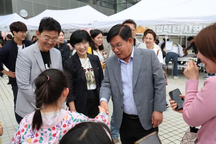 마포아트센터광장서 펼쳐진 봄날의 문화 나들이...박강수 마포구청장 동참