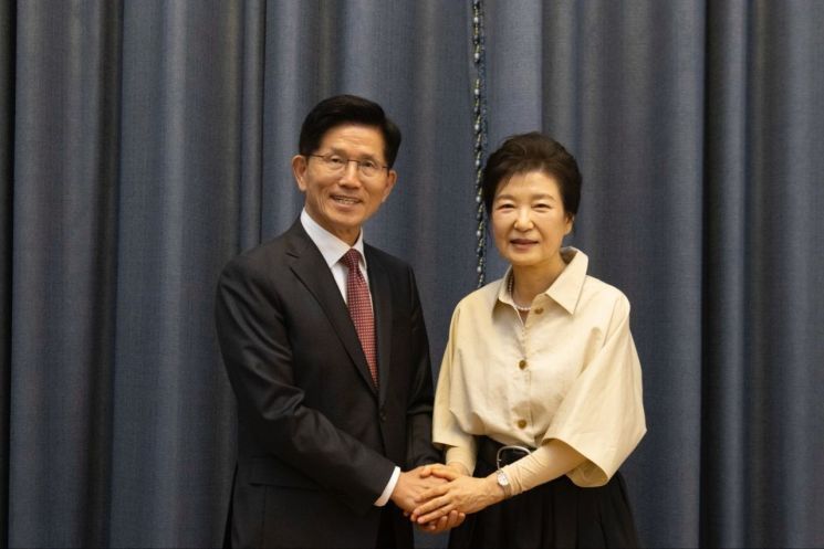 국민의힘 김문수 대선 후보가 24일 대구 달성군 박근혜 전 대통령 사저에서 박 전 대통령을 만나고 있다. 연합뉴스