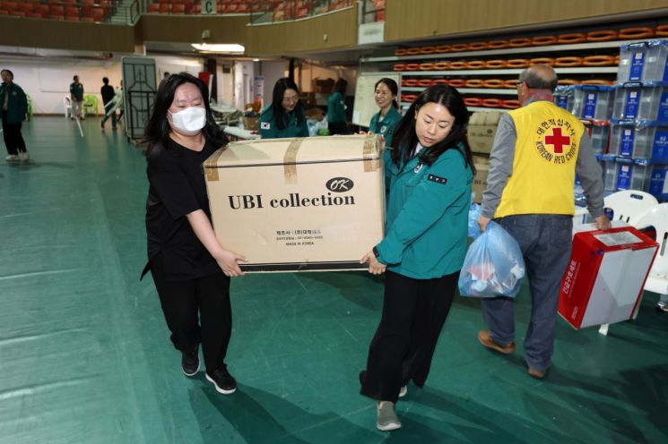 광주 광산구 공직자들이 광주여대 체육관 임시대피소에서 구호 물품을 옮기고 있다. 광산구 제공