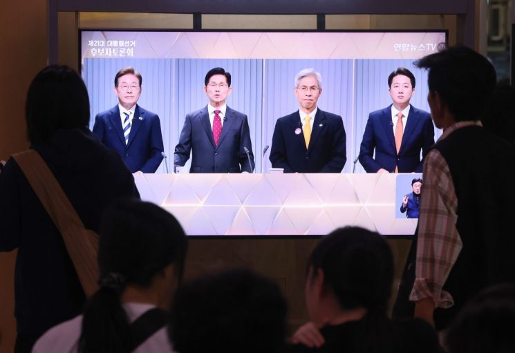 지난 23일 서울역 대합실에서 시민들이 제21대 대통령선거 2차 후보자 토론회 중계방송을 시청하고 있다. 연합뉴스