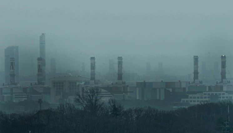 인천 서구 아라타워 전망대에서 바라본 인천 공장지대가 미세먼지에 싸여 있다.(사진은 기사 내용과 무관함) 사진=강진형 기자