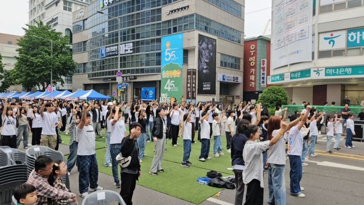 지난 24일 금남로 일대에서 열린 '5·18 청소년 문화제'에서 청소년들의 '임을 위한 행진곡' 5·18 플래시몹. 광주교육청 제공