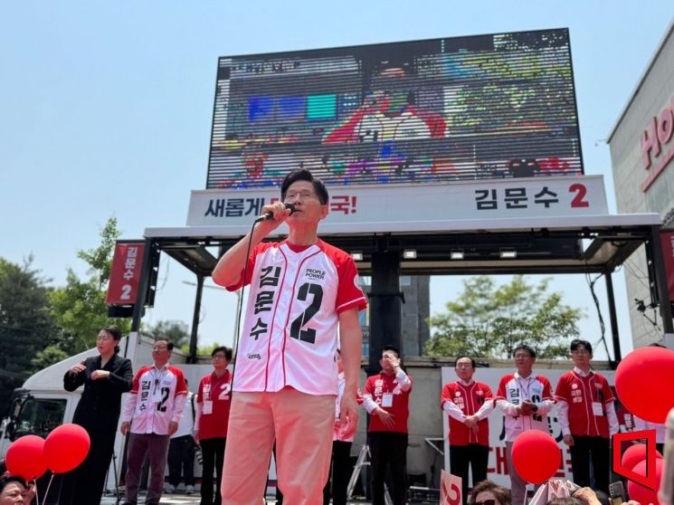 국민의힘 김문수후보가 25일 충남 논산을 방문해 지지를 호소하고있다./이병렬기자