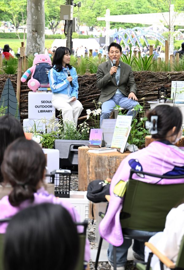 오세훈 서울시장이 24일 서울국제정원박람회가 진행 중인 보라매공원에서 '힙독클럽' 회원들을 만났다. 서울시 제공