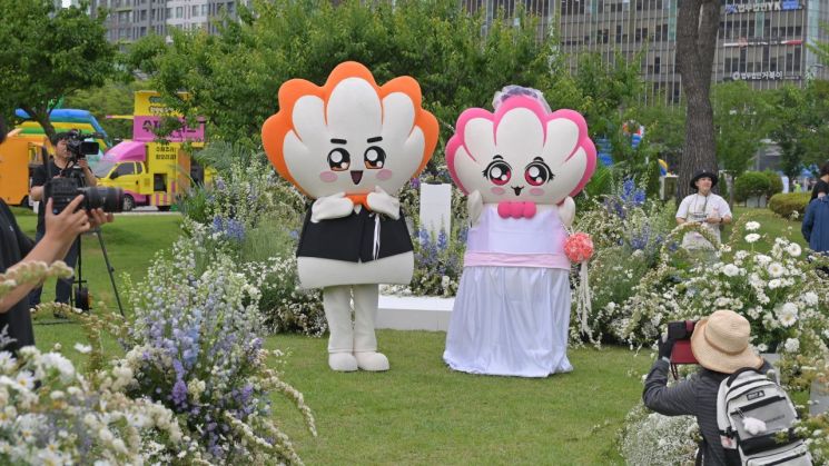 [포토] 광주 홍보캐릭터 대전…'빛돌이 결혼식'