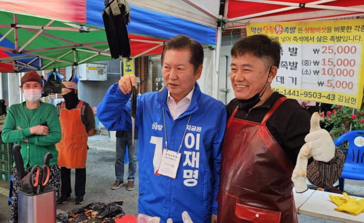[포토] 정청래, 완도 5일장 깜짝 방문…“이재명 지지해달라” 
