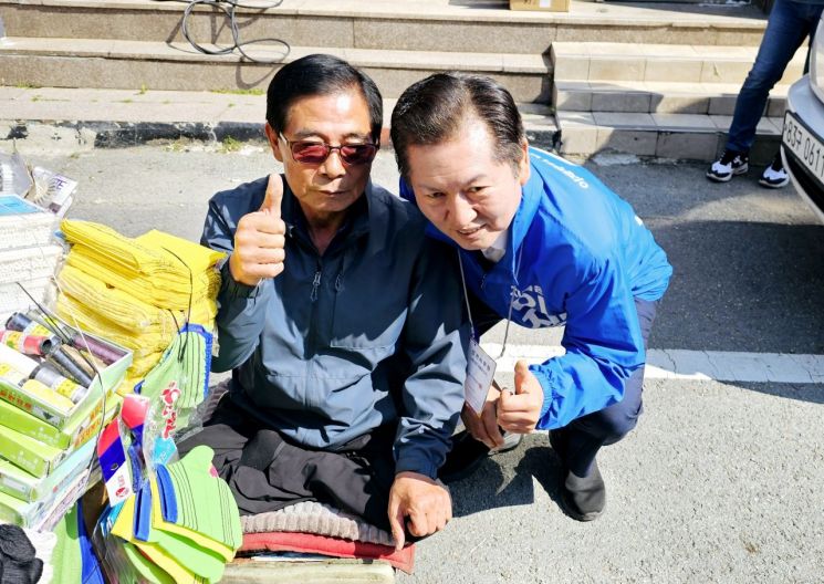 [포토] 정청래, 완도 5일장 깜짝 방문…“이재명 지지해달라” 