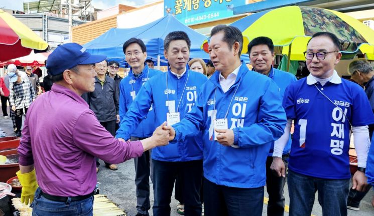 [포토] 정청래, 완도 5일장 깜짝 방문…“이재명 지지해달라” 