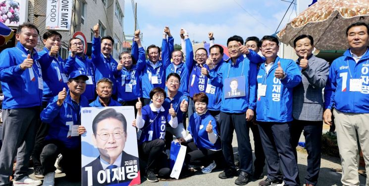 [포토] 정청래, 완도 5일장 깜짝 방문…“이재명 지지해달라” 