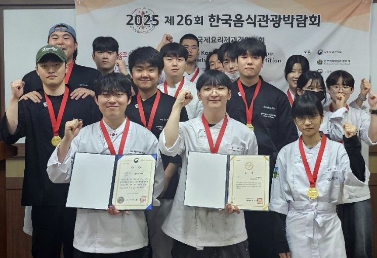 광주대학교는 호텔조리제과제빵학과 재학생들이 '제26회 한국음식관광박람회'에서 문화체육관광부장관상 등 굵직한 수상 성과를 올렸다. 광주대학교 제공