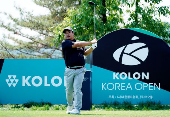 유송규가 코오롱 한국오픈 4라운드 1번 홀에서 티샷을 하고 있다. 코오롱 한국오픈 조직위원회
