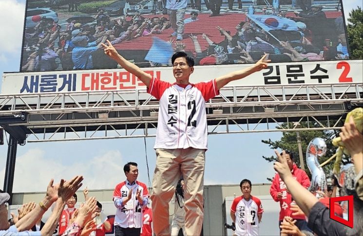 김문수 국민의힘 대선 후보가 25일 충남 공주 공산성을 방문해 지지를 호소하고있다. /표윤지 기자