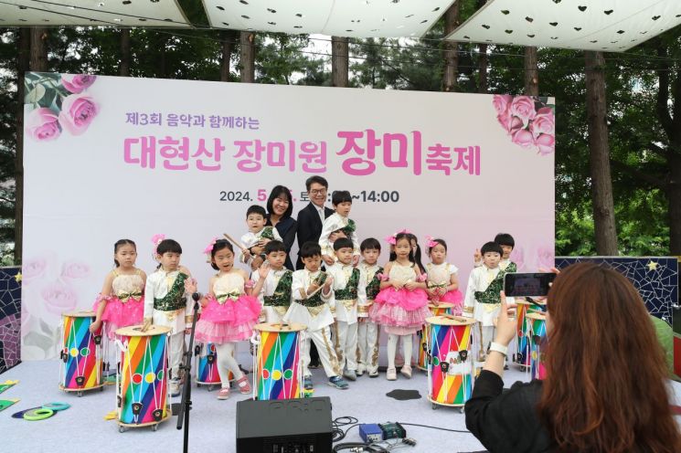 장미의 향연...성동구 '대현산 장미원 장미축제' 개최