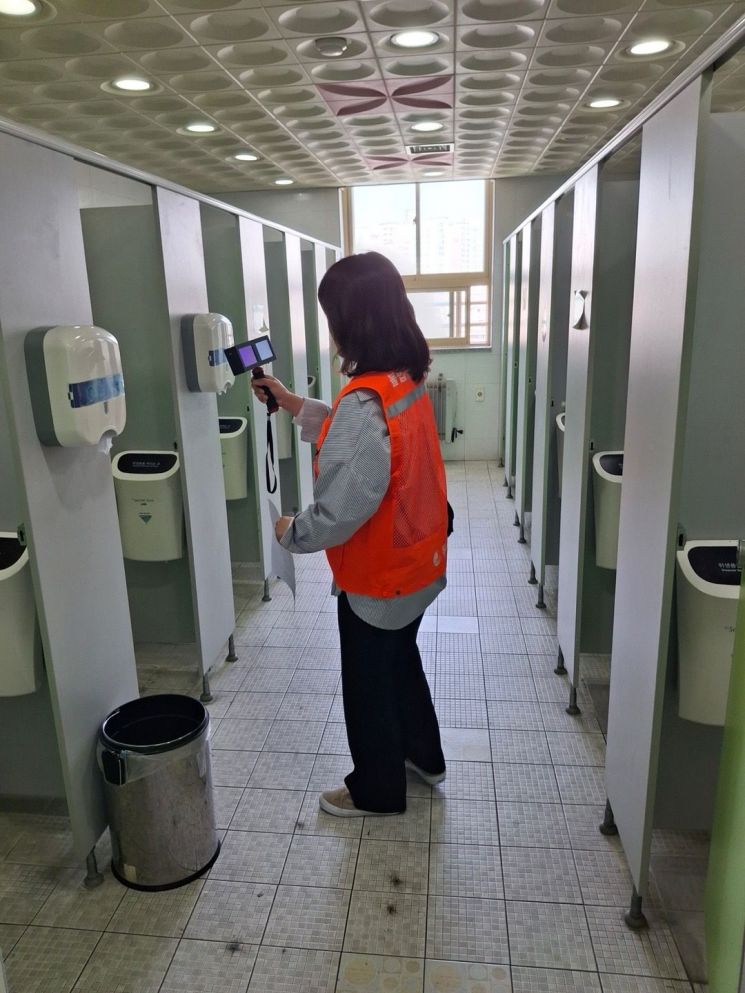 '동작구 불법촬영 점검 구민봉사단' 단원이 관내 한 학교 화장실에서 현장 점검을 하고 있다. 동작구 제공.