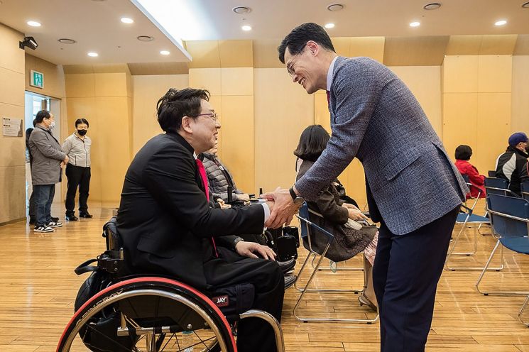 지역 장애인과 소통하고 있는 이기재 양천구청장. 양천구 제공.