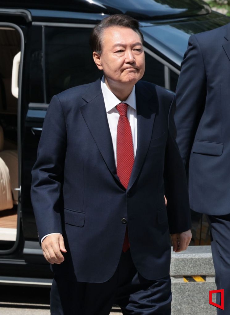 "도끼로 문 부숴""의원 끄집어 내"…윤석열 재판서 '계엄군 지휘부 통화' 재생 