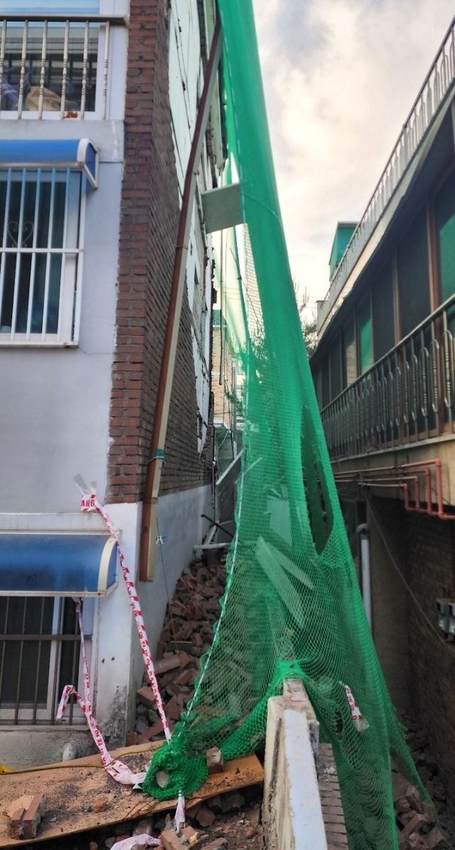 부풀었던 수원 다세대주택 외벽 붕괴…인명피해 없어