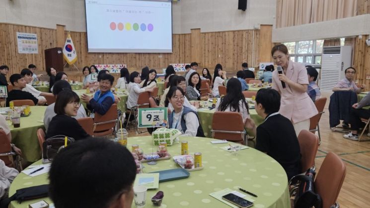 보성 제암산자연휴양림 숲속교육관에서 '원데이 클래스' 참여자들이 퍼스널 컬러를 진단하고 있다. 보성군 제공