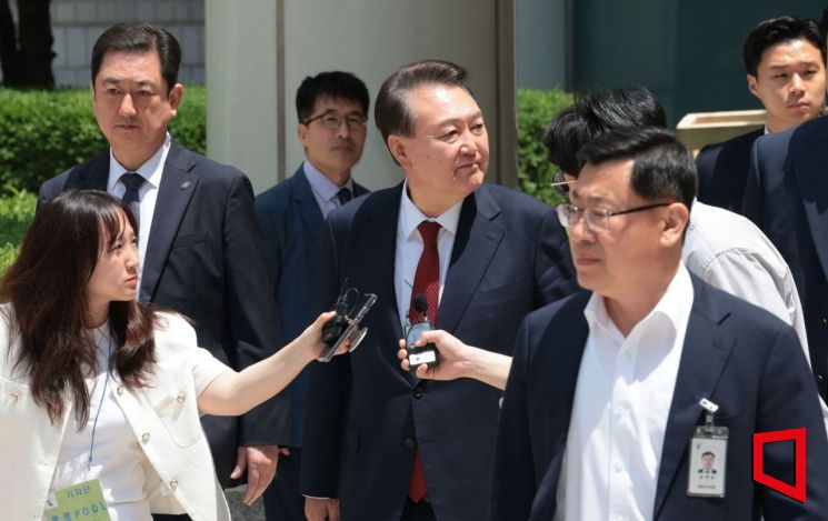 "도끼로 문 부숴""의원 끄집어 내"…윤석열 재판서 '계엄군 지휘부 통화' 재생 