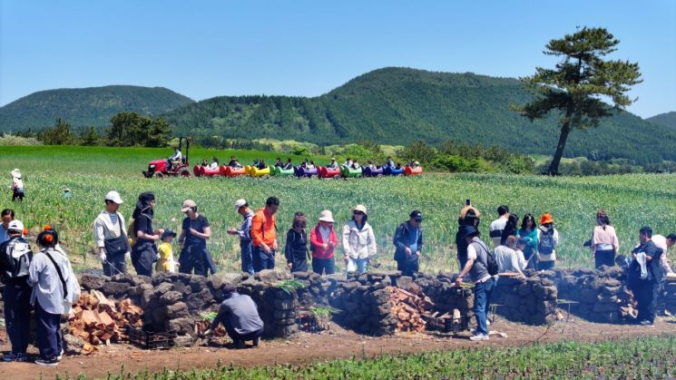 "수학여행 100만원, 동창회 200만원"…'바가지 논란' 제주 파격 카드