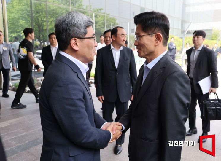 [포토] 송재혁 삼성전자 사장과 인사하는 김문수 후보