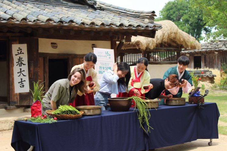 "왜 창포물에 머리 감을까"...국립민속박물관, 단오 풍습 체험