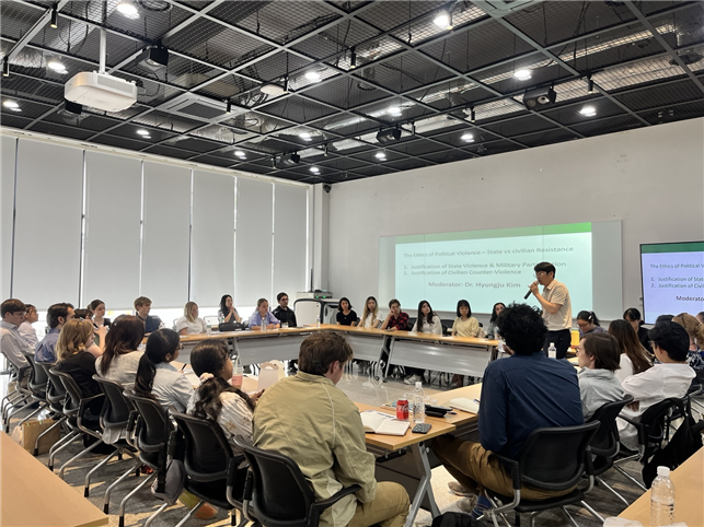 전남대가 지난 23일 학내 문화공간인 스토리움에서 미국 텍사스대학교 오스틴 캠퍼스 대표단과 학생들을 초청해, 5·18 민주화운동의 역사와 의미를 소개하고 보편적 가치를 공유하는 국제 교류의 장을 마련했다. 전남대 제공