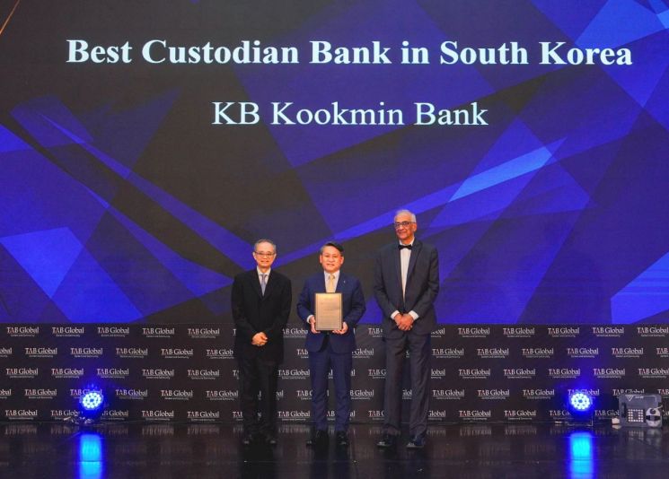 지난 22일 인도네시아 자카르타에서 열린 'The Asian Banker Global Financial Markets Awards 2025' 시상식에서 유현식 KB국민은행 수탁사업본부 상무(가운데)와 아시안뱅커 국제 자문위원인 브라이언 윙 타이 로(Brian Wing Tai Lo, 왼쪽) 아눕 라이(Anoop Rai)가 기념사진을 촬영하고 있다. 국민은행 제공.