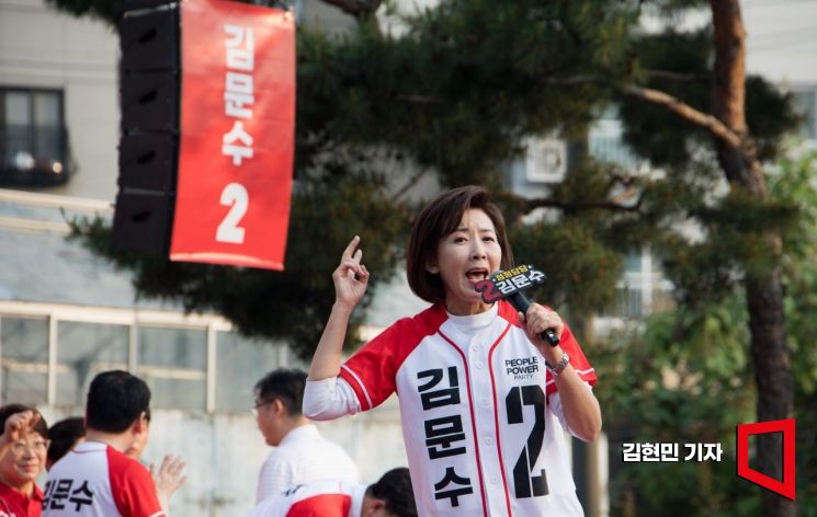 나경원 국민의힘 공동선대위원장이 서울 도봉구 방학사거리에서 열린 김문수 국민의힘 대선 후보의 노원·도봉·강북 집중유세에서 지원연설을 하고 있다.