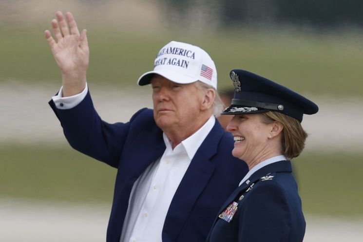 트럼프 "反유대주의 하버드 보조금 4조원, 이제 직업학교 줄 것"