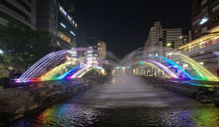 빛과 물이 어우러진 환상적인 야경 명소...관악구 '별빛내린천 터널분수'개장
