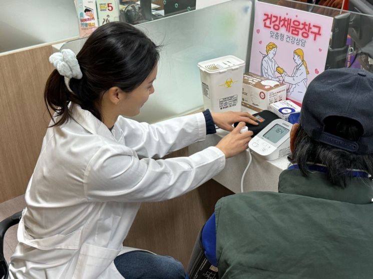 정관읍행정복지센터에서 '집 밖으로 챌린지' 참여자를 대상으로 건강 상담을 하고 있다. 기장군 제공