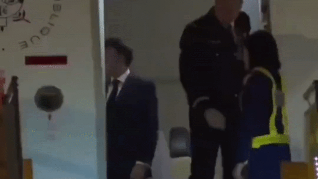전용기서 내리던 마크롱 얼굴에 '손찌검'…논란 커지자 "장난" 해명