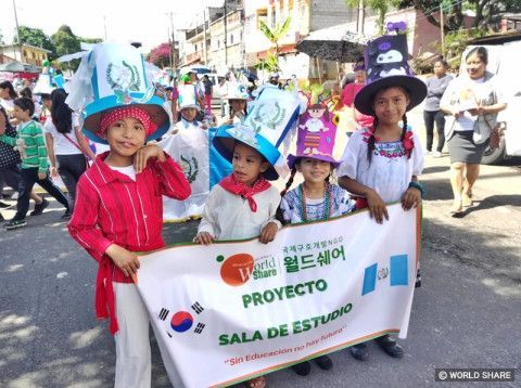 과테말라 공부방 아이들이 독립기념일을 기념하는 지역 축제에서 행진을 하고 있다. 월드쉐어