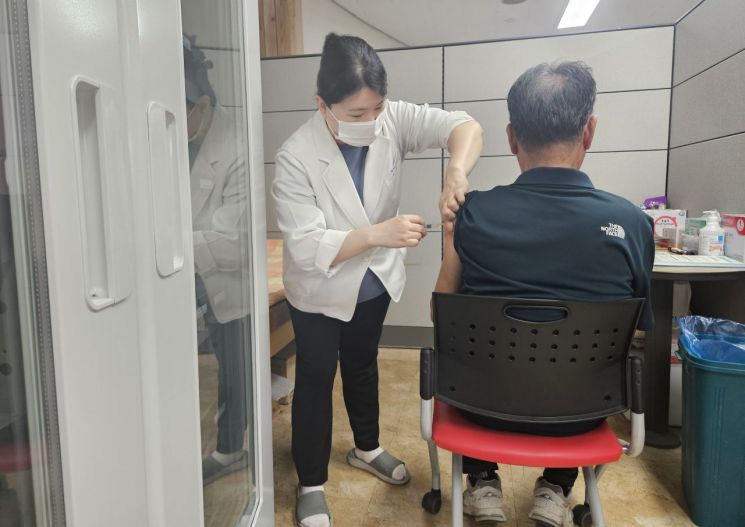 전남도가 65세 이상 위험군을 대상으로 코로나 예방 백신 접종을 권고하고 있다. 전남도 제공