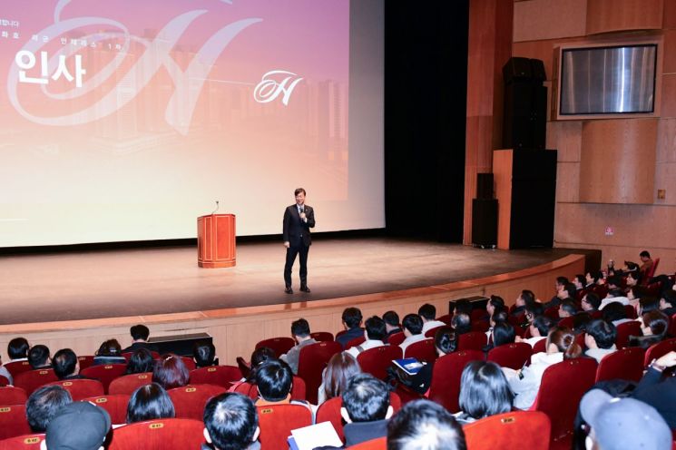 이민근 안산시장이 지난 2월 안산문화예술의전당에서 열린 힐스테이트 라군 인테라스 1차 입주예정자 총회에 참석해 용도 변경과 관련한 시의 지원 방침을 설명하고 있다. 안산시 제공