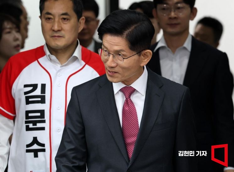 [포토] 국토 관련 공약 발표 향하는 김문수