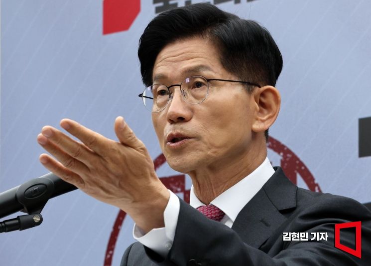 [포토] 김문수 "취임 즉시 비상경제 워룸 설치…30조 민생추경 착수"
