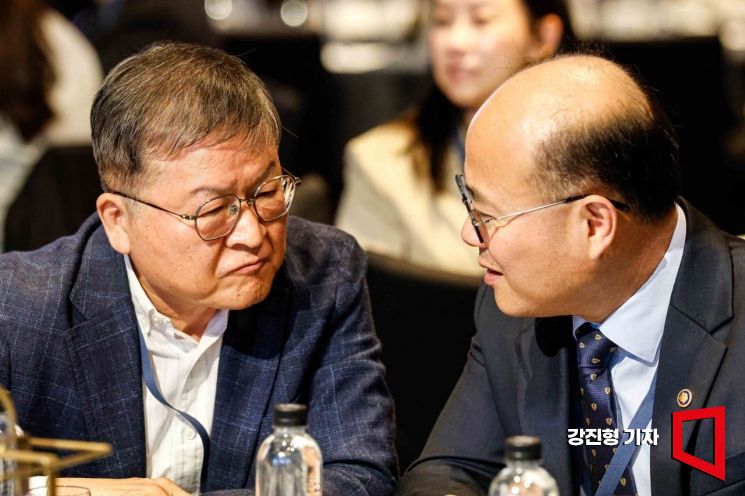 [포토] 의견 나누는 박영민 단장-이창윤 과기부 1차관