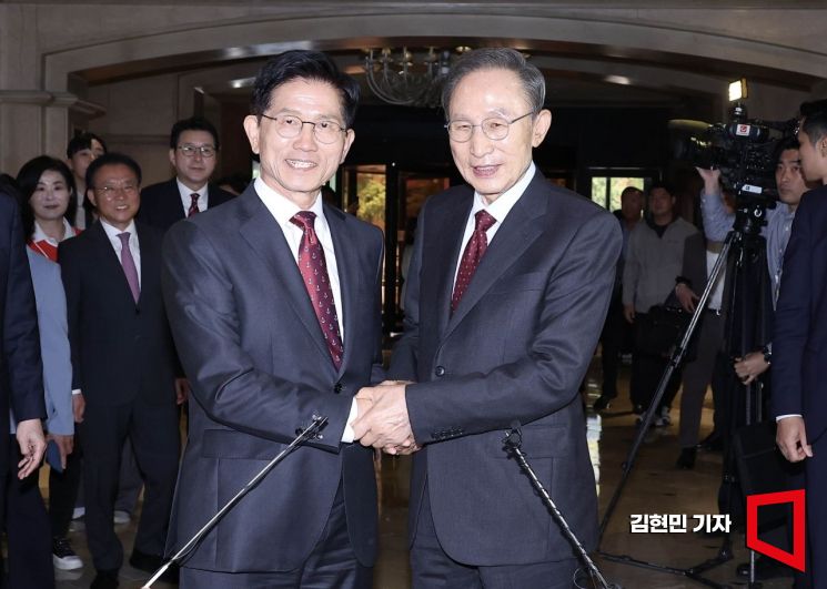 [포토] MB와 두 손 마주 잡은 김문수