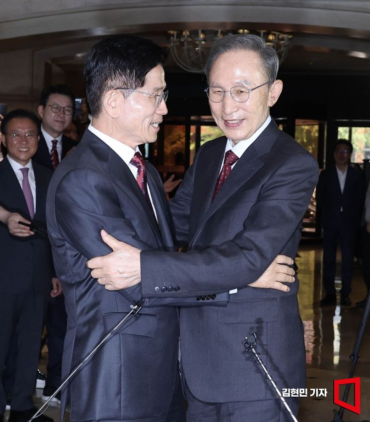 김문수 국민의힘 대선후보와 이명박 전 대통령이 27일 서울 여의도 켄싱턴호텔에서 오찬 회동을 하고 있다. 2025.5.27 김현민 기자