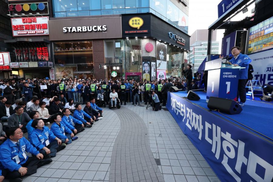 이재명 더불어민주당 대선 후보가 12일 대전광역시 으느정거리 스카이로드에서 유세하고 있다. 연합뉴스