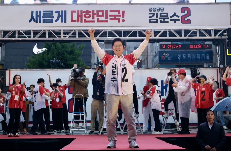 김문수 국민의힘 대선 후보가 16일 대전 중구 으능정이거리 일대에서 유세를 하고 있다. 연합뉴스
