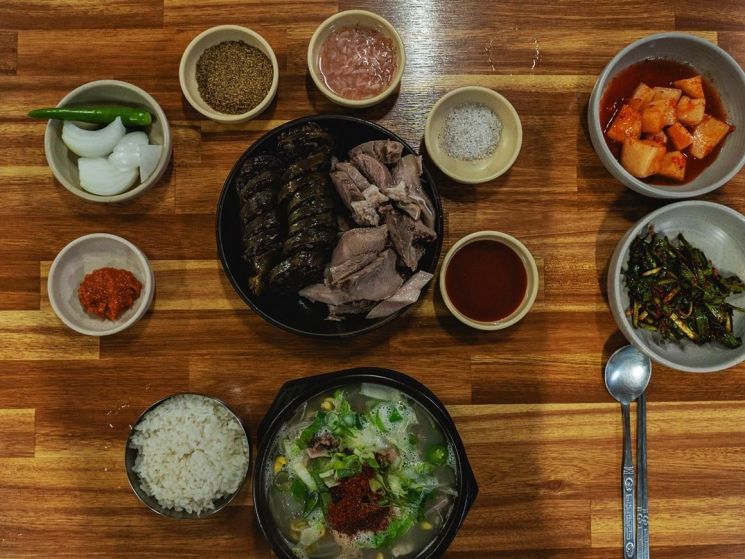 제주 여름 밤 내국인은 음식에 외국인은 카지노에 돈 쓴다