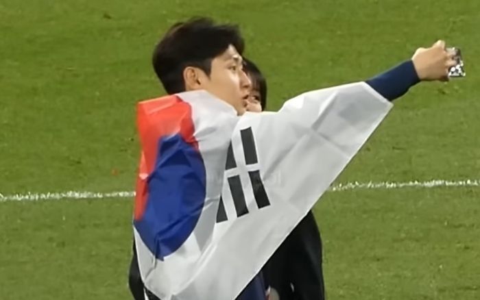 이강인도 가족, 지인들과 함께 이날 스타디움에서 이강인을 축하했다. 이들 중에는 지난해 이강인과 열애설이 불거진 박상효 씨가 모습을 나타내 눈길을 끌었다. 유튜브 영상 캡처