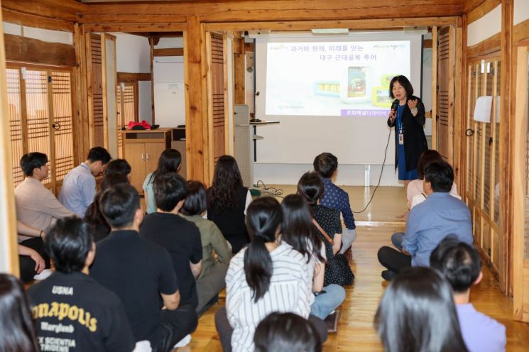 대구 중구에서 골목문화해설사가 관광객들을 상대로 설명하고 있다.