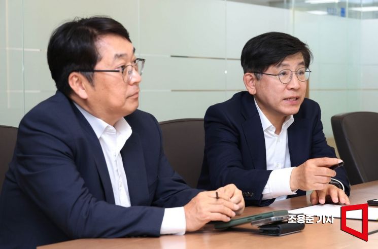 김기동(오른쪽), 장진석 법무법인 로백스 대표 변호사가 서울 서초구 사무실에서 아시아경제와 인터뷰 하고 있다. 조용준 기자