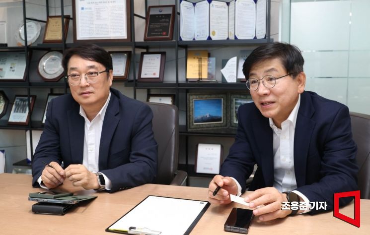 김기동(오른쪽), 장진석 법무법인 로백스 대표 변호사가 서울 서초구 사무실에서 아시아경제와 인터뷰 하고 있다. 조용준 기자