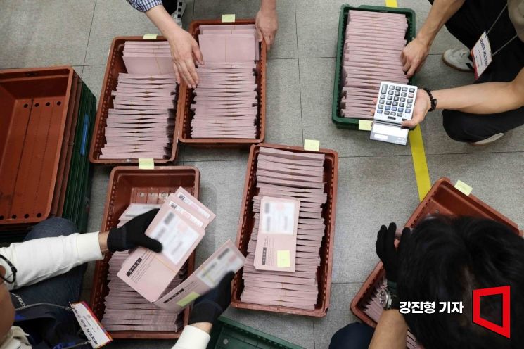 [포토] 재외투표지 인계 받는 분주한 손길