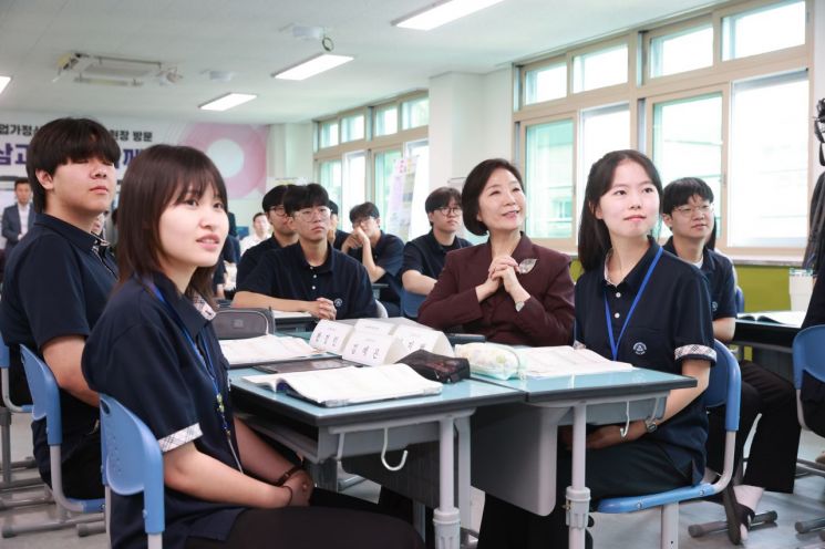 중기부, 기업가정신 교과서 최초 도입 고교 방문